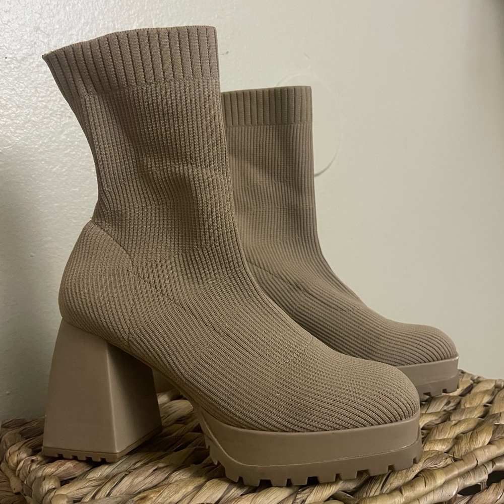 Sock type heel boots